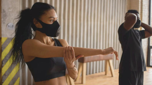 Une femme et un homme pratiquant une activité sportive et portant un masque d'endurance.